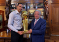 Juan Toscano-Anderson visita a AMLO con trofeo de NBA en mano