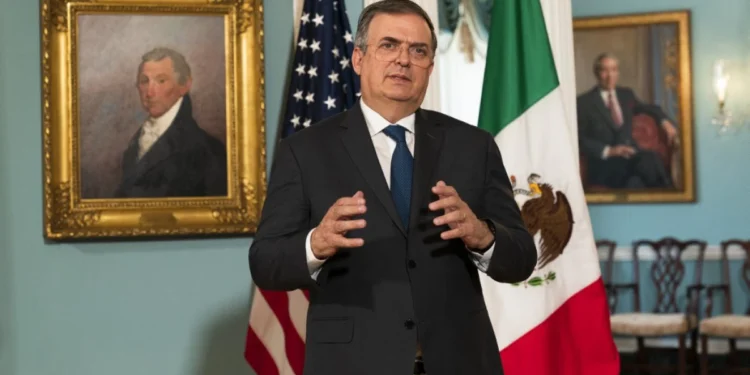 Marcelo Ebrard anuncia llegada de vehículos eléctricos de GM a México en Cumbre de las Américas