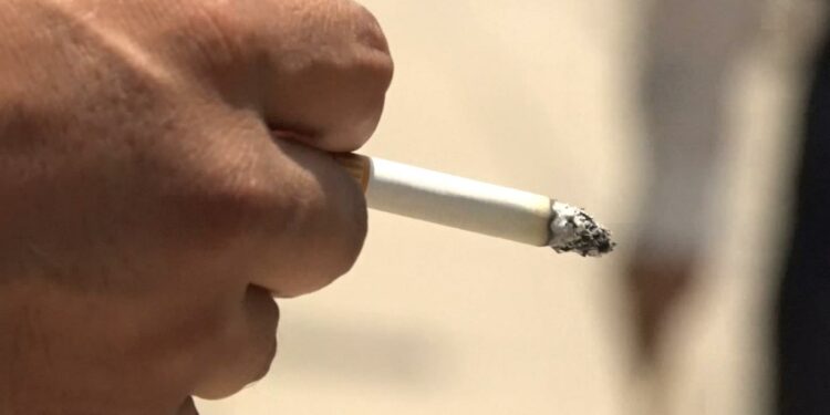 Mexicanos reaccionan a prohibición de fumar en el Zócalo