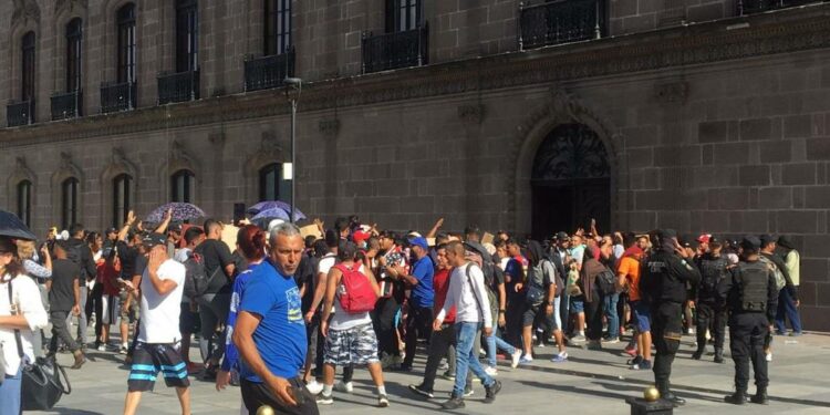 Migrantes venezolanos salen a las calles a protestar en Monterrey, NL