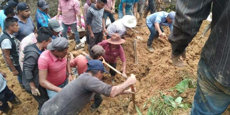 Mueren sepultados por alud de lodo en Eloxochitlán, Puebla