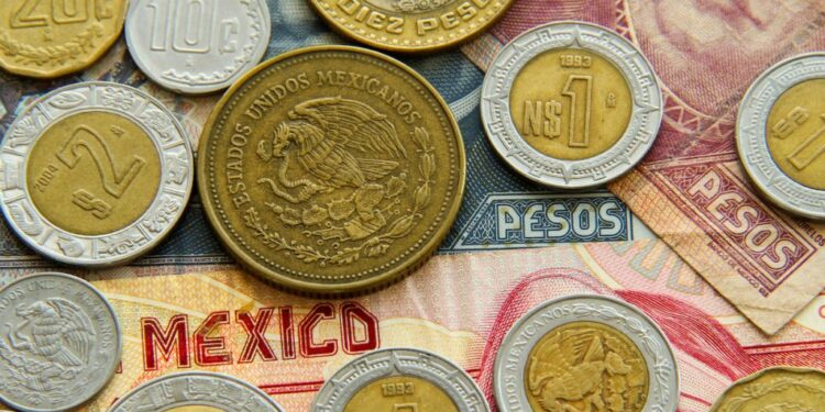 Peso registra caída ante el dólar en cierre de jornada
