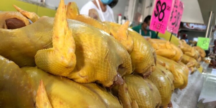 Reactivan venta de pollo tras suspensión por violencia en Guerrero