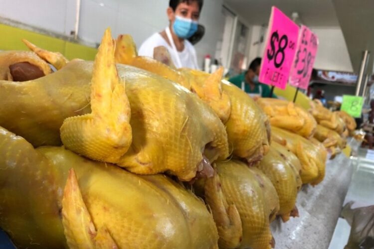 Reactivan venta de pollo tras suspensión por violencia en Guerrero