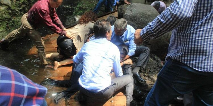 Se desploma puente colgante en Cuernavaca; Cae alcalde y su gabinete