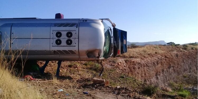 Volcadura de autobús de pasajeros deja cinco personas muertas y 10 lesionadas en Zacatecas