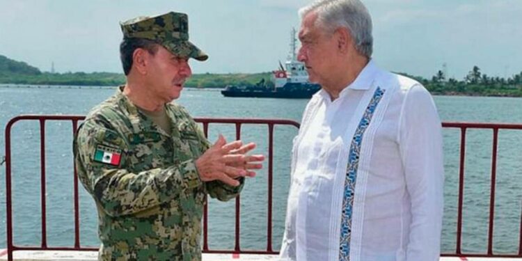 ¿Por qué anuncia AMLO que la Secretaría de Marina y la Sedena vigilarán las obras públicas de su gobierno?