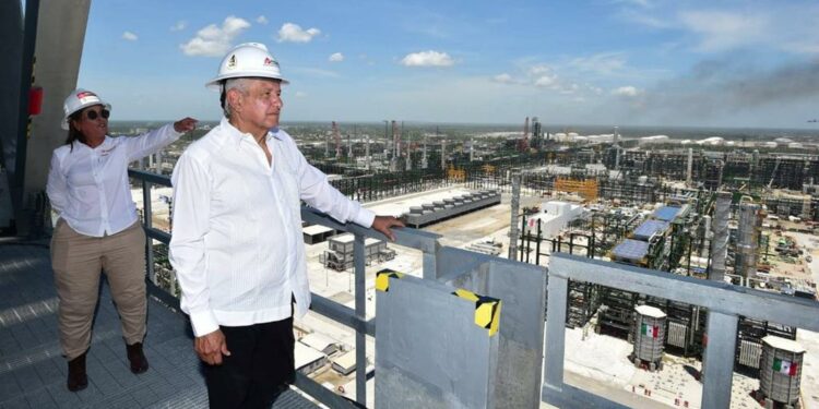 AMLO inaugura refinería que no está lista para operar