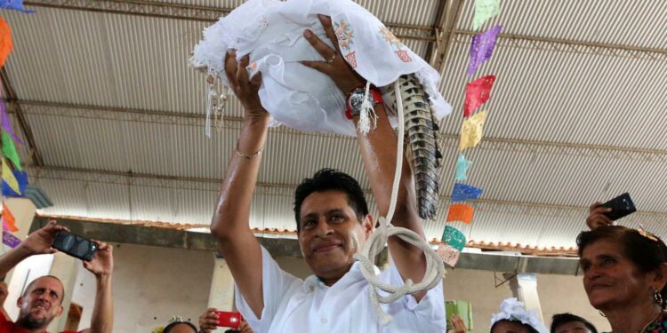 El alcalde de un pueblo en Oaxaca, México, se casó ¡con un caimán!