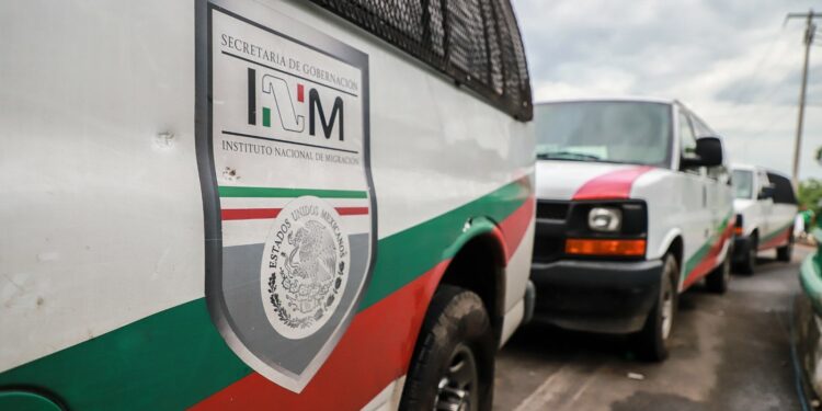 Encuentran más de 200 migrantes hacinados en una bodega en México