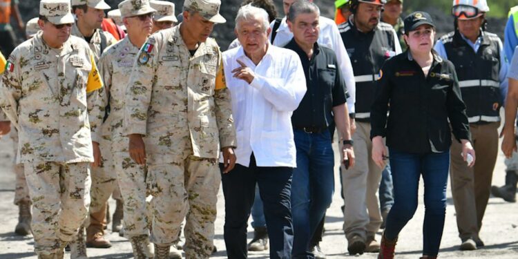 AMLO visitó mina en Coahuila pero no la tragedia del Metro