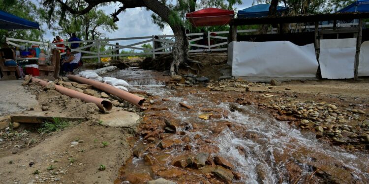 Anuncian plan para detener aumento de niveles de agua en mina de México donde hay 10 mineros atrapados