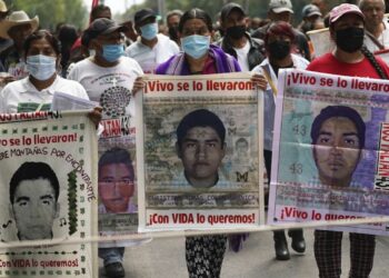 Padres de los 43 estudiantes de Ayotzinapa aplauden el arresto de Karam