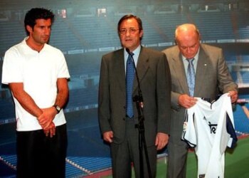 Luis Figo, acompañado por el presidente del Real Madrid,Florentino Pérez, y Alfredo Di Stefano, durante su presentación, como nuevo jugador del Real Madrid.