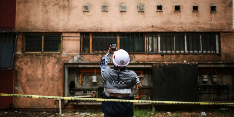 Desalojan edificio en Ciudad de México por daños tras fuerte réplica