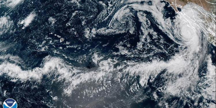 El huracán Kay se debilita ligeramente, pero sigue siendo peligroso