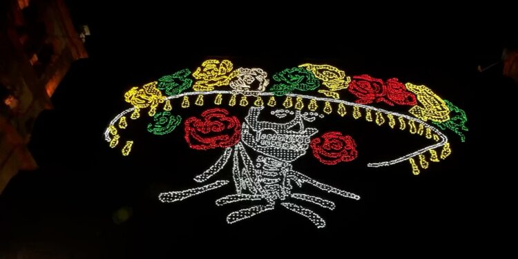 Ciudad de México se ilumina con temática del Día de Muertos