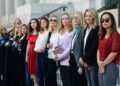 Un grupo de actrices y mujeres que rompieron el silencio para señalar a Harvey Weinstein posan juntas en febrero de 2020, tras conocerse el veredicto en Nueva York.
