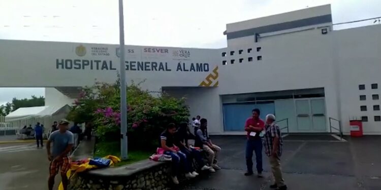Investigan intoxicación masiva en escuela de México