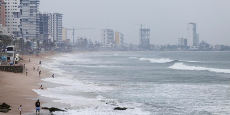 México se prepara para Orlene, que avanza como huracán