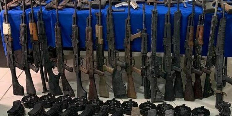 México y EU buscan detener el tráfico de armas