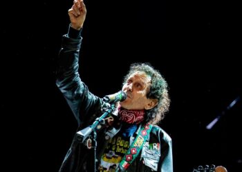 Alex Lora cumple 70 años y conversa con CNN: "Al igual que Bad Bunny, yo también fui criticado por mis letras rocanroleras"