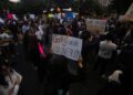 Una joven sostiene un cartel con la frase "Gentrificación =Colonización", durante una protesta en Ciudad de México contra la gentrificación, el 17 de noviembre de 2022.