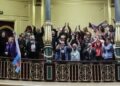Celebraciones tras la aprobación de la 'ley trans' en la tribuna de invitados del Congreso.