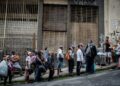 Personas sin techo hacen cola para recibir un plato de comida en una calle de São Paulo (Brasil), el 21 de octubre de 2022.