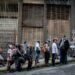 Personas sin techo hacen cola para recibir un plato de comida en una calle de São Paulo (Brasil), el 21 de octubre de 2022.