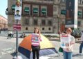 Ivette Morales Lagunes y Raquel Camacho Lagunes, primas del activista, en un plantón a las afueras de Palacio Nacional para exigir la aparición de Díaz y Lagunes, en Ciudad de México, el 18 de enero de 2023.