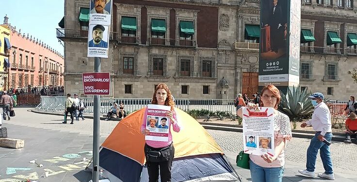 Ivette Morales Lagunes y Raquel Camacho Lagunes, primas del activista, en un plantón a las afueras de Palacio Nacional para exigir la aparición de Díaz y Lagunes, en Ciudad de México, el 18 de enero de 2023.