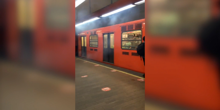 Se desacopla un vagón de tren en el metro de Ciudad de México, el mismo día que reinauguran la línea 12