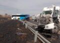Choque de autobus escolar y trailer deja cuatro heridos