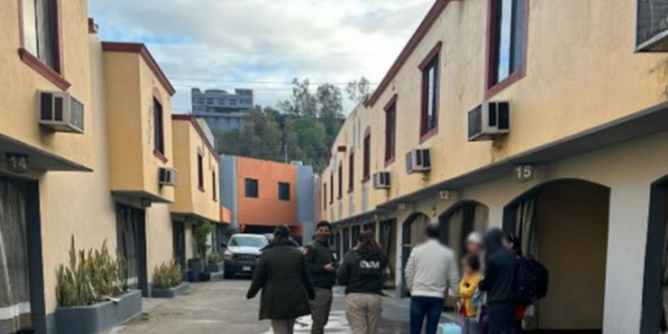 Encuentran a 79 migrantes hacinados en hoteles en Tijuana, México
