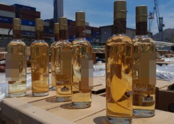 Se incautó un cargamento de metanfetamina en botellas de tequila.
