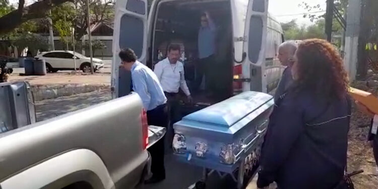 Llegan a El Salvador los cuerpos de 7 migrantes muertos en incendio en México