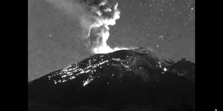 Protección Civil de Puebla reporta expulsión de "material incandescente" desde el volcán Popocatépetl de México