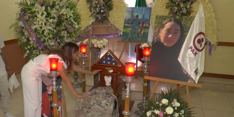 Vestidos de blanco, a petición de la familia, los asistentes rindieron un tributo a Basaldúa Ruiz, cuya muerte sigue bajo investigación del Ejército de EE.UU.