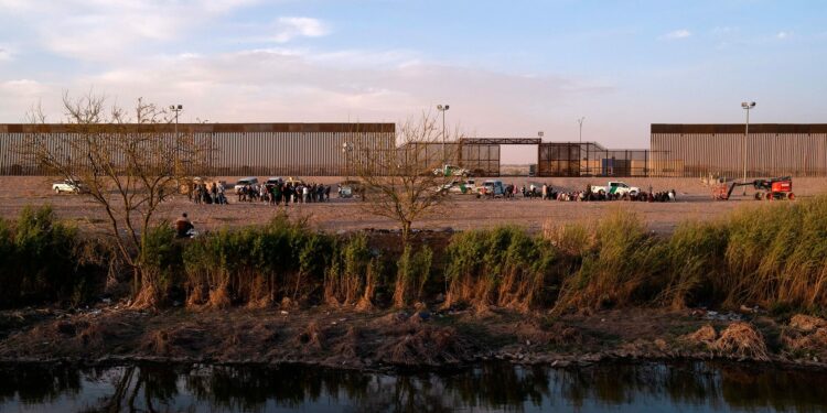 dictan órdenes de aprehensión a dos funcionarios de Migración