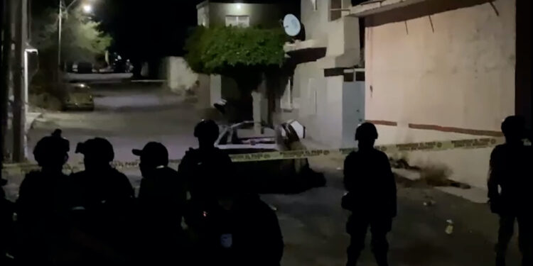 Investigan explosión de auto que dejó varios agentes de la Guardia Nacional de México heridos en Guanajuato