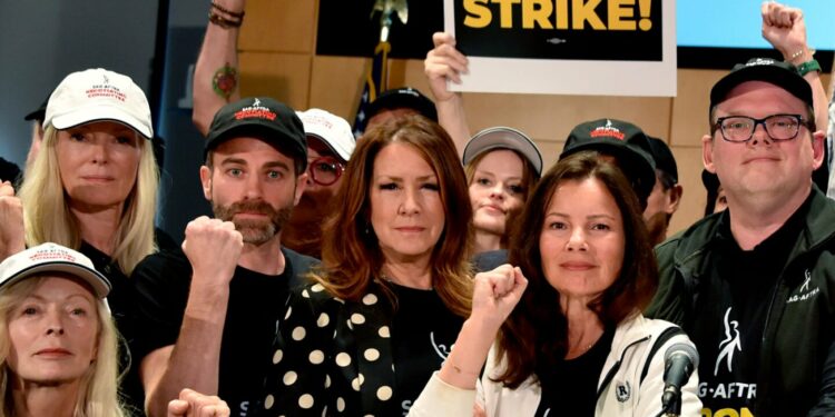 Actores de Hollywood se van a una huelga; se podría paralizar cine y TV de EEUU