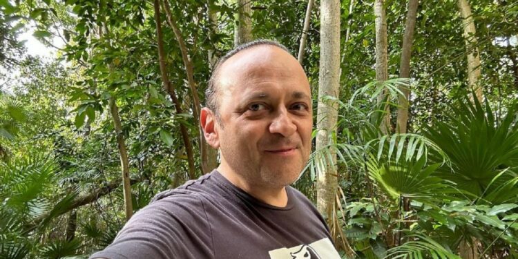 Eduardo España reconoce que lo discriminaron ¡por su físico!