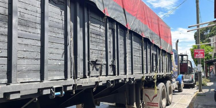 Encuentran en México a 303 migrantes hacinados en dos camiones de carga