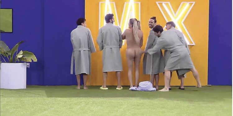 Nicola nalguea Wendy