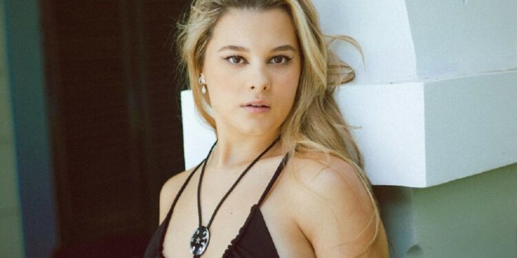 Quién es Manuela, la hija del músico que conquista las redes con su belleza