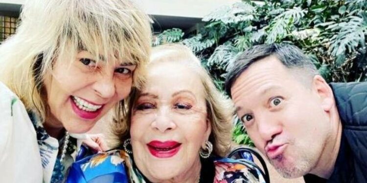 Se-encienden-las-alarmas-por-la-salud-de-doña-Silvia-Pinal-tras-prueba-de-paternidad-de-su-hijo.jpg