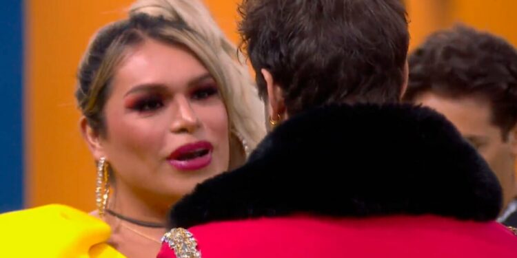 Wendy se posicionó detrás de Nicola para que salga de LCDLFM y las redes explotan