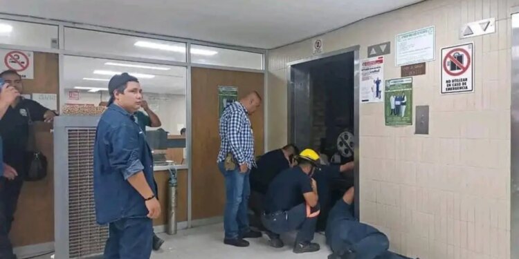 7 personas rescatadas tras falla elevador en clínica.
