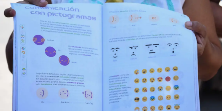 AMLO admite errores en libros de texto